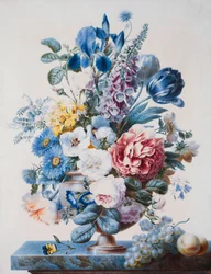 Eine Vase mit Blumen auf einem Sims mit Trauben und Pfirsichen
