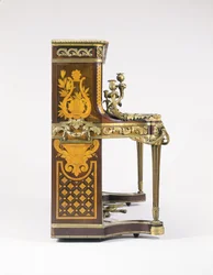 Ein Marketerie- und Parketterie-verziertes Klavier