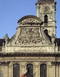 Barockarchitektur: Fassade des Rathauses (1717 - 1721) von Heroguelle. Giebel, der die Waffen der Stadt darstellt „Adlerschnabel und Nagel“ umgeben von zwei Statuen, die Gerechtigkeit und Stärke symbolisieren. Aire-sur-la-Lys, Pas-de-Calais (62)