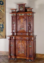 Schrank mit zwei Abschnitten und einer Doppeltür, die Actaeon darstellt, der sich in einen Hirsch verwandelt, und die Figur des Sieges