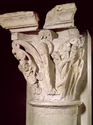Kapitell mit einem Relief, das Adam und Eva darstellt