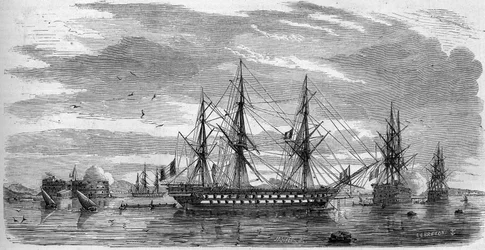 Katholisches Fest: Karfreitag in Toulon (Var, 83) im Jahr 1858. Die Schiffe haben ihre Masten gekreuzt und ihre Flaggen auf Halbmast als Zeichen der Trauer. Gravur in „Le Monde Illustré“ Nr. 53 vom 17. April 1858.
