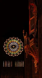 Blick nach Westen mit Orgel und Rosette