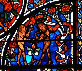 Detail eines Fensters, das das Gleichnis vom barmherzigen Samariter darstellt: Adam und Eva werden von der Schlange versucht (Detail)