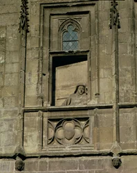 Scheinfenster in der Eingangsfront mit einer Figur einer Frau, die hinausschaut, möglicherweise die Frau von Jacques Coeur, 1443-51