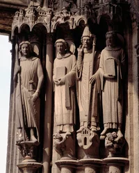 Gotische Kunst: Figuren von Märtyrern, links St. Theodor, ein römischer Soldat, Bucht des Südportals der Basilika Notre Dame de Chartres
