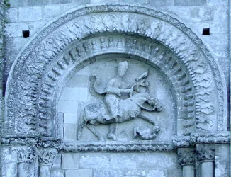 Ritter beim Falkenflug von der Fassade