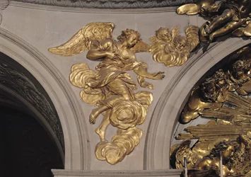 Engel im Louis XIV-Stil, vom Bogen links des Hochaltars in der Kapelle (vergoldete Bronze)