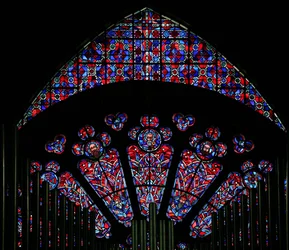 Modernes Glas in Steinmetzarbeit aus dem 13. Jahrhundert