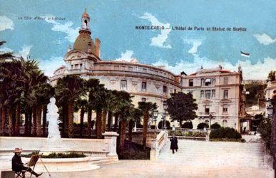 Monte-Carlo, Hotel de Paris und Statue von Berlioz - kolorierte Postkarte Anfang des zwanzigsten Jahrhunderts