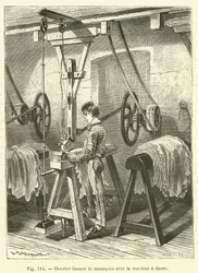 Arbeiter glättet Maroquin mit der Glättmaschine