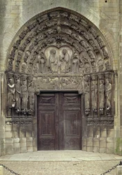 Portal und umliegende Skulpturen mit biblischen Figuren und Szenen, einschließlich der Grablegung