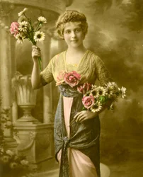 Porträt einer Frau mit einem Blumenstrauß, ca. 1898