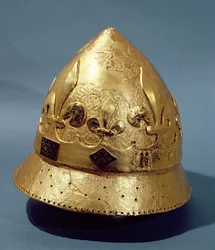 Rekonstruktion des vergoldeten Helms von Karl VI., gefunden bei den Ausgrabungen im Louvre 1986