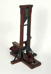 Verkleinertes Modell einer Guillotine
