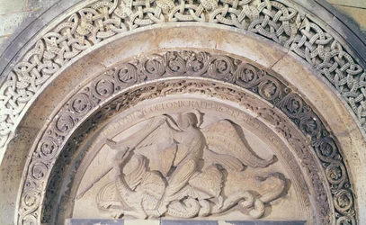 Relief vom Tympanon, das St. Michael und den Drachen darstellt, 1137