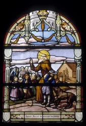 Der heilige Hervé segnet die Gläubigen - Buntglasfenster der St. Germain Kirche in Kerlaz