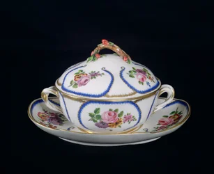 Sevres-Schale und -Teller, 1764 (Porzellan)