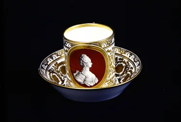 Sèvres-Tasse und Untertasse mit einem Abbild von Marie-Antoinette, ca. 1773-4