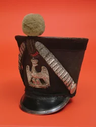 Tschako eines Lanzers der Armee des Ersten Französischen Kaiserreichs, ca. 1804-1815