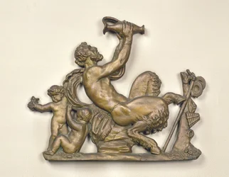 Schild eines Weinhändlers mit einem trinkenden Faun (Holz)