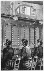 Telefonzentrale (central téléphonique - standard téléphonique) der Rue Gutenberg in Paris im Jahr 1895. Mehrfachtischabschnitt mit 240 Teilnehmern, die von 3 Telefonistinnen bedient werden.