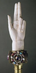 Die Hand der Gerechtigkeit, aus dem Schatz von St. Denis (Elfenbein und Edelsteine)