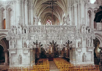 Das Kirchenschiff und das Innere der Eglise Sainte-Madeleine, mit dem im Flamboyant-Gotik-Stil von Jean Gailde zwischen 1508-17 dekorierten Schirm