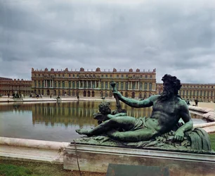 Der Rhone, Brunnen von Jean-Baptiste Tuby (1630-1700) mit dem Schloss im Hintergrund