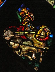 Das westliche Rosenfenster zeigt eine Szene aus dem Buch der Offenbarung: Heuschrecken wie Pferde, die für die Schlacht bereit sind, mit Köpfen wie Männer, Haaren wie Frauen und Schwänzen wie Skorpione (9:7-10).