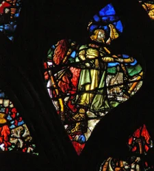 Das westliche Rosenfenster zeigt eine Szene aus dem Buch der Offenbarung: zweite Trompete; ein brennender Berg stürzt ins Meer (8:8-9).