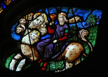 Das Westrosenfenster zeigt eine Szene aus dem Buch der Offenbarung: Siebenköpfiges Tier trägt die Hure Babylons mit einem goldenen Becher in ihrer Hand (17:3-5).