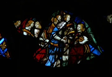 Das westliche Rosenfenster zeigt eine Szene aus dem Buch der Offenbarung: sieben Engel vor Gott, die sieben Trompeten erhalten (8:2).