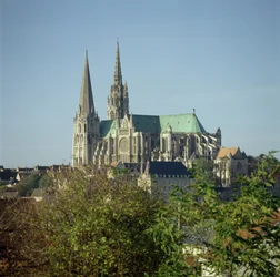 Ansicht der Kathedrale von Chartres, von Südosten, begonnen 1194