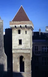 Ansicht des Turms von Johann ohne Furcht, erbaut 1408 von Johann I. von Burgund, bekannt als Johann ohne Furcht (1371-1419), nach der Ermordung des Herzogs von Orleans. Er war Teil des Hôtel de Bourgogne, eines ehemaligen Hotels von Artois, errichtet gegen