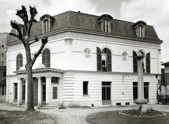 Ansicht der Fassade der Bibliothèque Marmottan vom Garten aus, gebaut 1880-1921