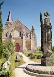 Ansicht der Fassade der Kirche St. Pierre, 1150-75