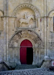 Ansicht des Nordportals der Kirche St. Hilaire