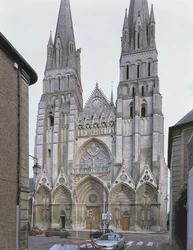 Westfassade der Kathedrale von Bayeux