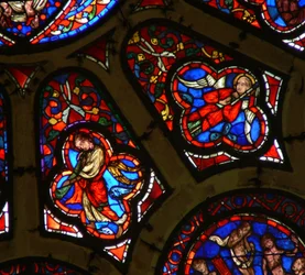 Fenster Ww mit Darstellung von Engeln, einer mit Passionsinstrument, der andere mit Trompete