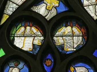 Fenster mit einem Engelchor mit Noten