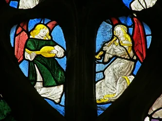 Fenster, das Engelmusiker mit Laute und Schalmei darstellt