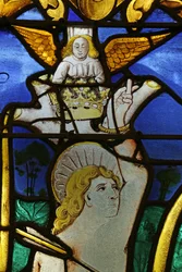 Fenster, das einen Engel zeigt, der dem heiligen Sebastian bei seinem Martyrium eine Krone aufsetzt
