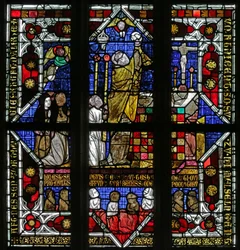 Fenster mit Darstellung eines Priesters, der die Hostie erhebt, und der Seelen im Fegefeuer