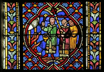 Fenster, das eine Szene aus dem Leben des Heiligen Artheme darstellt: Ein Feuer in der Stadt Clermont erfordert die Bewegung der Reliquien der Heiligen. Eine Prozession trägt das Reliquiar und kommt am Feuer an