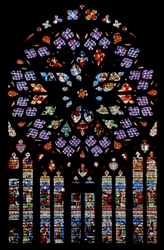 Fenster, das das Jüngste Gericht mit dem Leben des heiligen Stephanus darunter darstellt