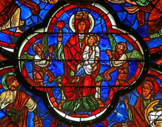 Fenster, das die Jungfrau zeigt, wie sie Christus auf ihrem Knie hält und eine Rose in ihrer rechten Hand (Detail)