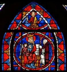 Fenster w109 zeigt den Stifter, der vor der Jungfrau und dem Kind kniet: Christus in Herrlichkeit
