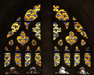 Fenster w11 zeigt heraldische Adler des Wappens der Montmorencys