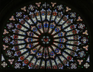 Fenster w121, das Nordrosenfenster, Darstellung von Aposteln, Evangelisten, Bischöfen, Königen, Märtyrern, St. Peter und St. Paul (Rosenfenster - innen)